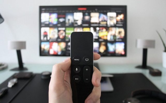 telecomande iptv devant une TV