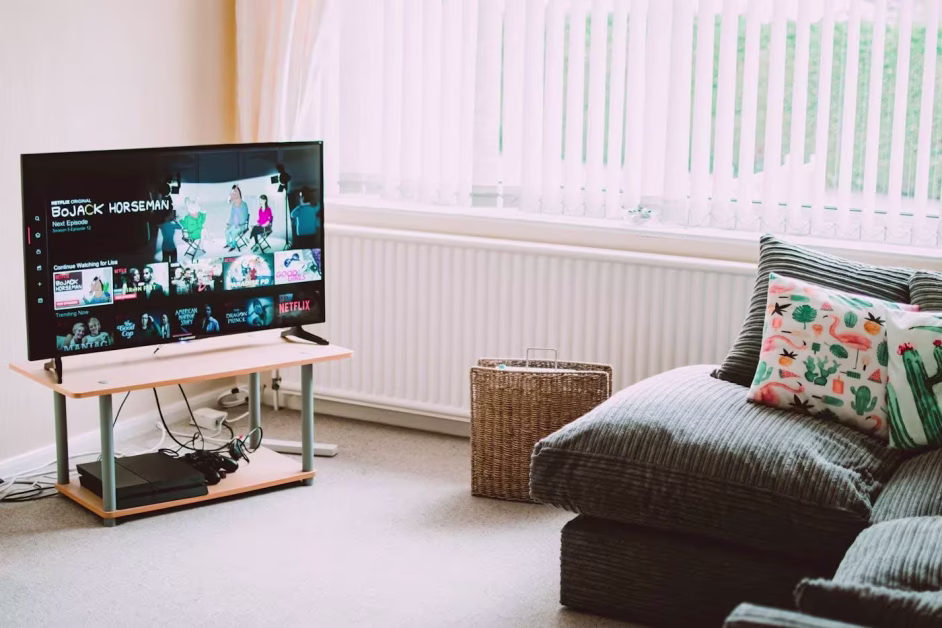 Téléviseur installé dans un salon lumineux, affichant la page d'accueil de l'application Netflix.
